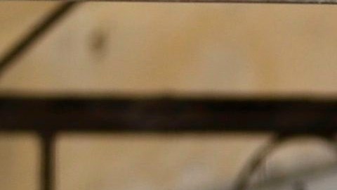 Un hombre espera afuera de una residencia  en Guayaquil.