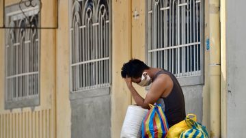 Un hombre espera afuera de una residencia  en Guayaquil.