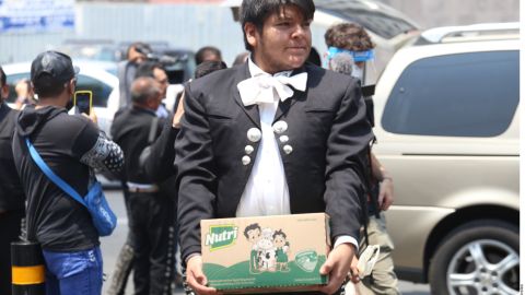 La gente se acercó a regalar alimentos y productos de la canasta básica a los músicos.