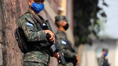-FOTODELDÍA- AME3050. TEGUCIGALPA (HONDURAS), 16/04/2020.- Militares hondureños patrullan este jueves, un barrio marginal para brindar seguridad a la población este jueves, en Tegucigalpa (Honduras). EFE/ Gustavo Amador