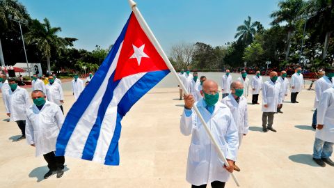 -FOTODELDIA- HAB01 LA HABANA (CUBA) 12/04/2020.- Médicos y enfermeros, miembros del Contingente de Médicos Especializados en Situaciones de Desastre y Graves Epidemias Henry Reeve, participan en un acto antes de partir para la región italiana de Piomonte este domingo, en La Habana (Cuba). Cuba despidió este domingo a una brigada de 38 médicos y enfermeros que se dirigen a Piamonte, en el norte de Italia, para ayudar en la lucha contra el coronavirus en esa región fuertemente afectada por la pandemia. EFE/Ernesto Mastrascusa