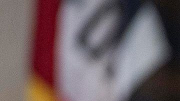 Neil Cordova interpreta con señas sobre el coronavirus. (Cortesía/Condado de Los Ángeles)