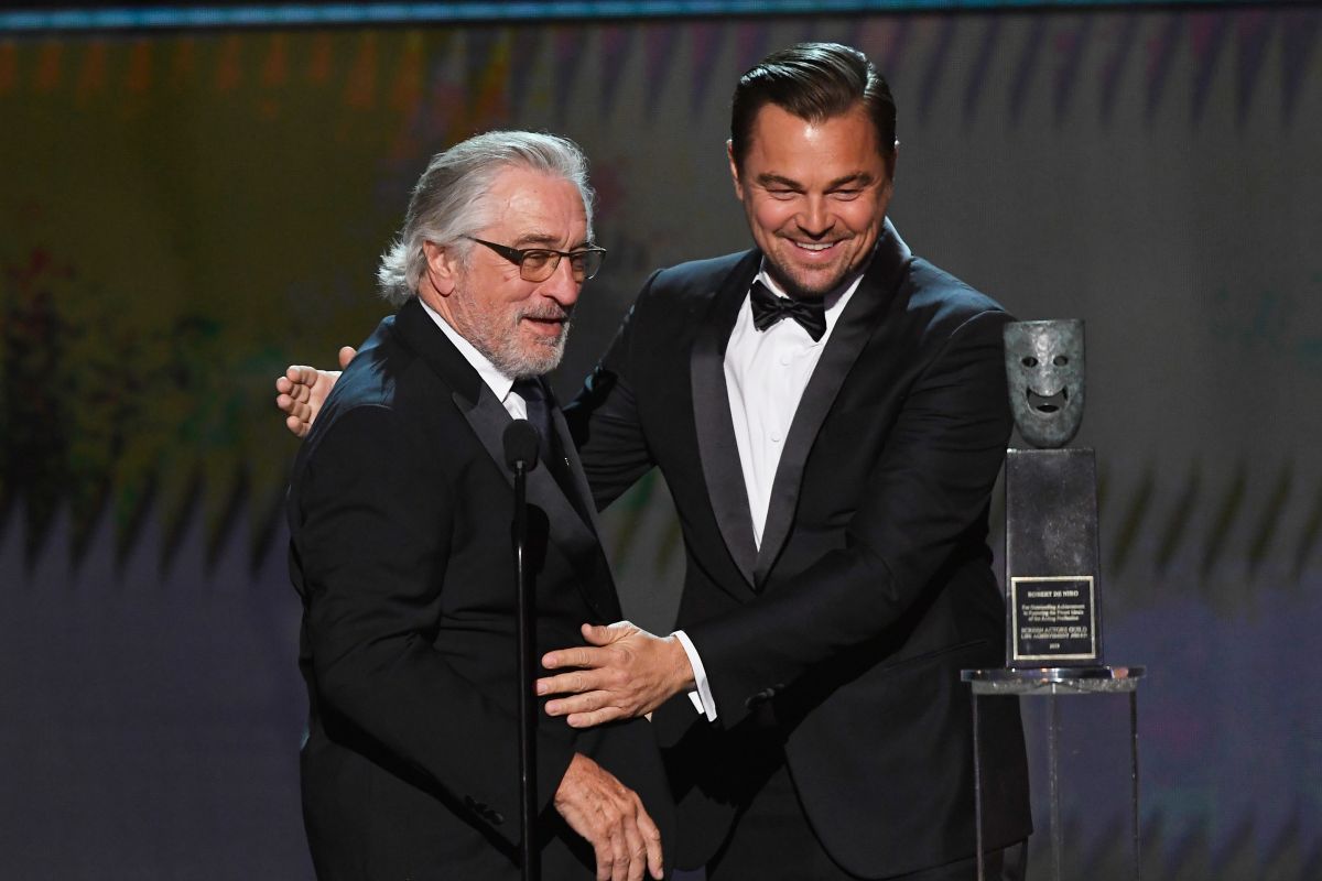LOS ANGELES, CALIFORNIA - JANUARY 19: (L-R) Robert De Niro accepts the Screen Actors Guild Life Achievement Award from Leonardo DiCaprio onstage during the 26th Annual Screen Actors Guild Awards at The Shrine Auditorium on January 19, 2020 in Los Angeles, California. 721359 (Photo by Kevork Djansezian/Getty Images for Turner)