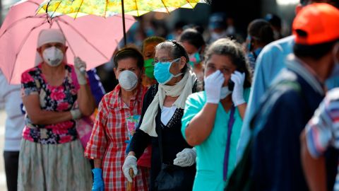 Decenas de personas hacen fila en los bancos para cobrar un bono de 300 dólares otorgados por el Gobierno.
