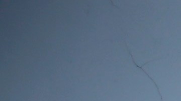 Agentes policiales mantienen un punto de control para personas que deban desplazarse por el centro de San Salvador.