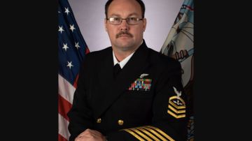Robert Thacker Jr., suboficial de la Armada que murió de coronavirus.