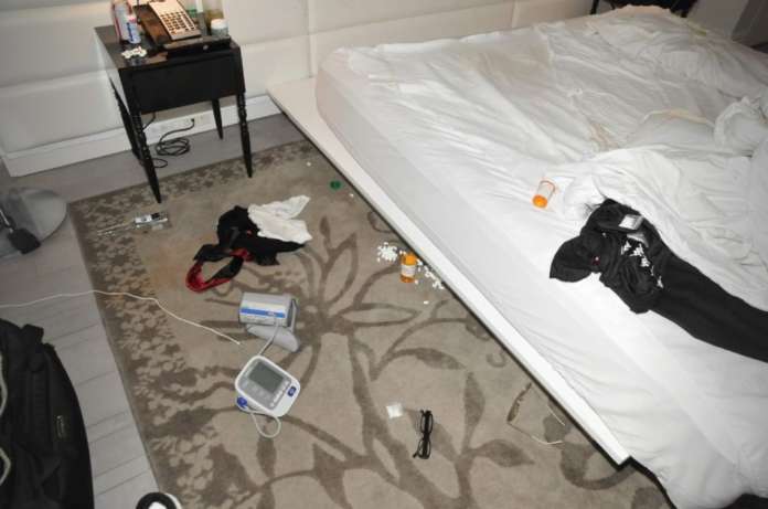 Así quedó la habitación del hotel cuando llegaron los agentes de la policía de Miami Beach.