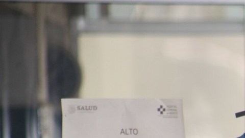 Médicos tratan a pacientes con COVID-19