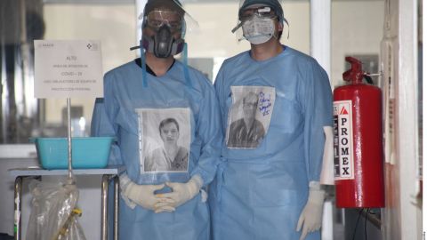 Médicos tratan a pacientes con COVID-19