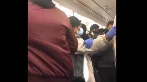 Pasajeros conglomerados en un vagón del Subway de NYC.