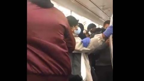 Pasajeros conglomerados en un vagón del Subway de NYC.