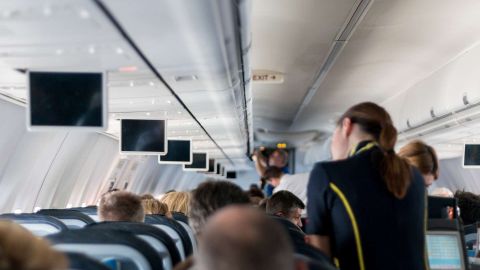 Imagen ilustrativa de una azafata en un vuelo.