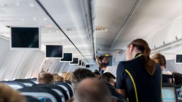 Imagen ilustrativa de una azafata en un vuelo.
