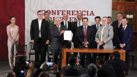 La firma del acuerdo entre el gobierno de AMLO y hospitales privados.