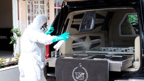 empleado de una funeraria mostrando los protocolos de seguridad sanitaria para tratar a pacientes que murieron por la pandemia del COVID-19