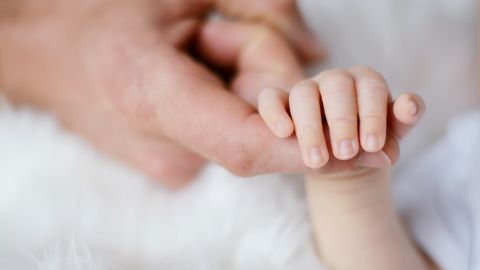 La pequeña se mantiene con vida por un respirador artificial.