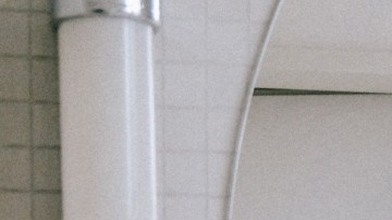 Ahora es tiempo de ponerte el cubrebocas para asear tu baño.