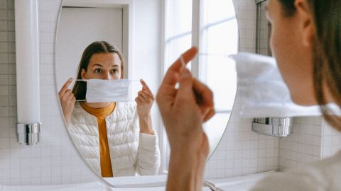 Ahora es tiempo de ponerte el cubrebocas para asear tu baño.