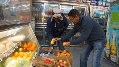 Hispanos en una bodega de Nueva York.