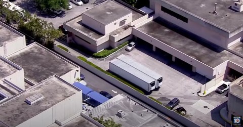 Imagen aérea de los camiones instalados en la Oficina del Forense del Condado de Miami-Dade