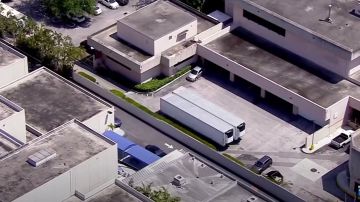 Imagen aérea de los camiones instalados en la Oficina del Forense del Condado de Miami-Dade