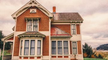 A muchos compradores no les importa invertir miles de dólares en renovaciones por vivir en una casa histórica.