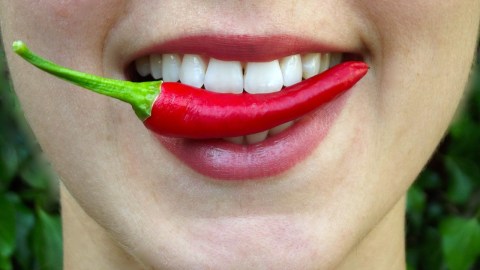 Consumir picante estimula la liberación de endorfinas, sustancias propias del cerebro que producen sensación de placer.