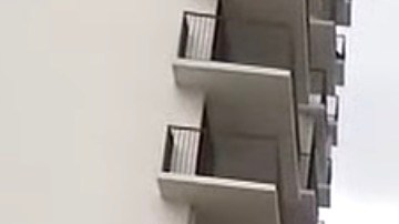 El niño se cayó desde un piso 16 y ahora la policía está investigando los hechos.