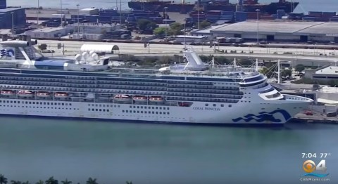 Imagen aérea de la llegada del crucero Coral Princess al Puerto de Miami.