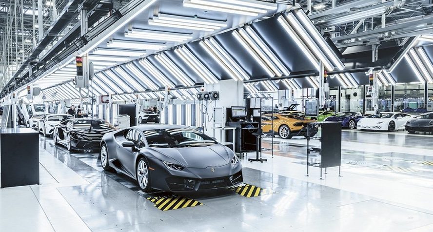 Lamborghini deja la producción de autos para fabricar cubrebocas - La  Opinión