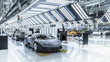 Los empleados de Lamborghini encargados de trabajar con la piel usada en los interiores de los autos, serán quienes manufacturen los cubrebocas de la marca.