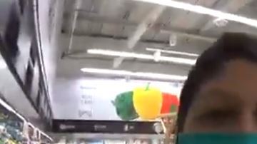 En el video, la mujer también asegura haber ido en un horario con poca gente.