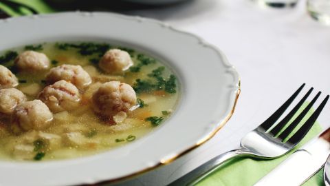 JÉSHOOTS-caldo-albóndigas-dieta blanda