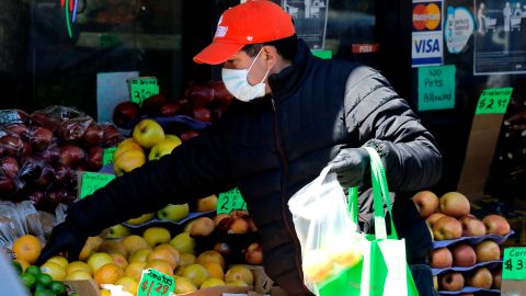 Trump no incluyó a indocumentados en su paquete de ayuda económica.