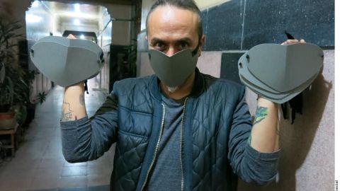 El artesano Nacho Vargas creó un cubrebocas fabricado con envases de Tetrapack.
