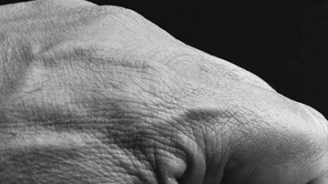 El agresor aún se encuentra prófugo de la justicia.