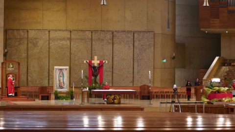 Durante la pandemia las iglesias están celebrando sus misas sin feligreses presentes. (Catedral de Los Ángeles)