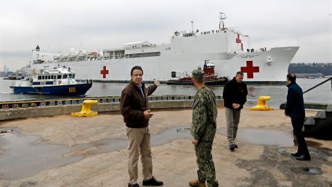 Cuomo pide a todos los estadounidenses que se queden en casa.