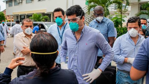 El vicepresidente de Ecuador, Otto Sonnenholzner, en un recorrido por Guayaquil.