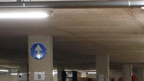 El parking del tanatorio de Collserola (Barcelona), actualmente cerrado al público, se ha convertido en un tanatorio de campaña donde, utilizando los grandes refrigeradores disponibles para emergencias y catástrofes, se almacenan los féretros que provienen de los hospitales con el fin de evitar el colapso de las morgues, este jueves, cuando se cumple el vigésimo día del estado de alerta decretado por el Gobierno por la pandemia de coronavirus que ha provocado mas de 10,000 muertos en España.