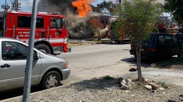 Bomberos combaten un gran fuego en el sur de Los Ángeles.