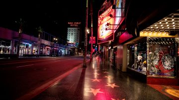 El emblemático paseo de la fama de Hollywood vacío por la noche. ETIENNE LAURENT/EFE.
