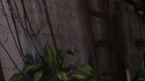 Un habitante de la Ciudad de México trata de sacar agua de una cisterna.