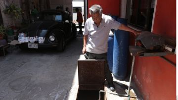 Un habitante de la Ciudad de México trata de sacar agua de una cisterna.