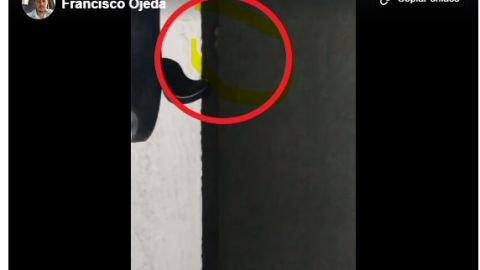 El hombre dice haber estado escuchando ruidos en el baño.