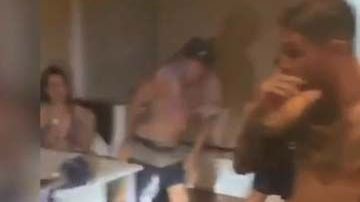 Autoridades en Tailandia intervinieron con jóvenes en una fiesta con drogas y alcohol en un rooftop.