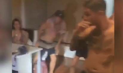 Autoridades en Tailandia intervinieron con jóvenes en una fiesta con drogas y alcohol en un rooftop.