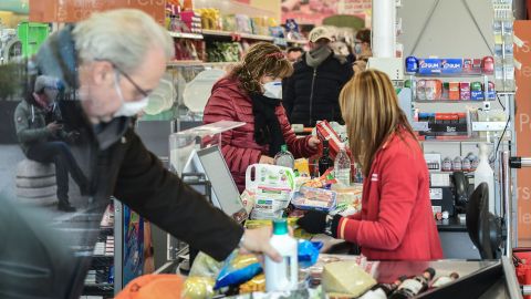 Compras alimentos medicinas coronavirus expertos desinfectantes abasto COVID-19 CDC limpieza salud mascarillas despensa frutas vegetales granos lácteos agua
