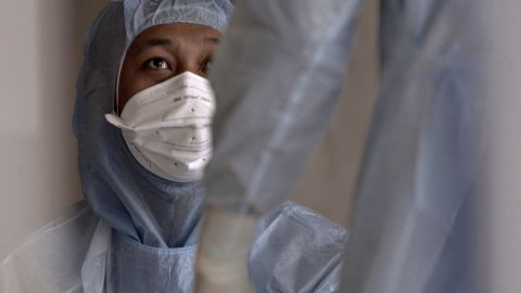 Enfermera cubre su rostro para tratar a pacientes con coronavirus.
