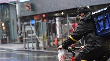 Las compañías de entrega de comida mantienen como rehenes a los restaurantes. (Angela Weiss/Getty Images)